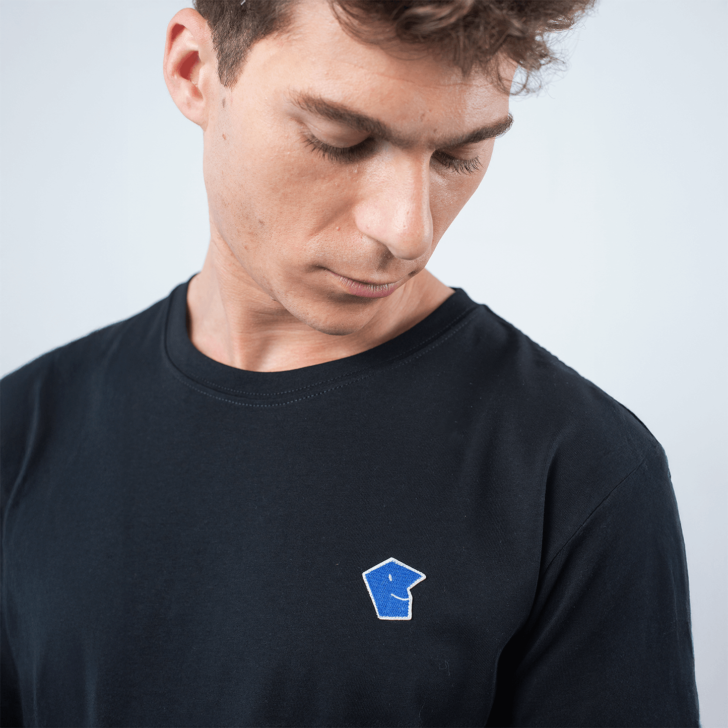 Camiseta Logo Bordado - Negro